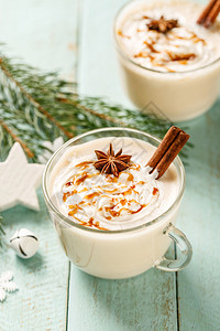 八角白色的传统圣诞饮料鸡蛋尾酒加奶油焦糖汤粉的香味鸡尾酒不含精图片