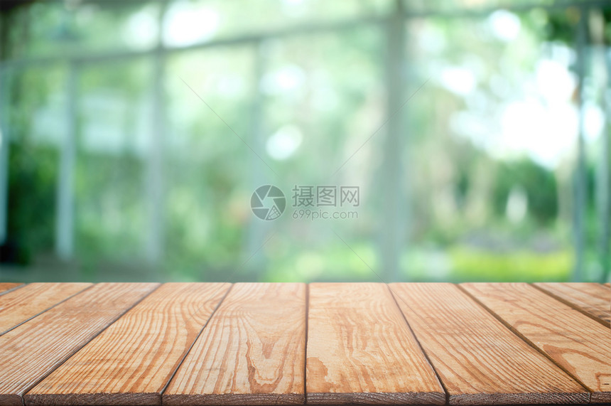 自然抽象的食物绿色花园背景含模糊咖啡店或餐馆的空木板桌顶绿花园背景图片
