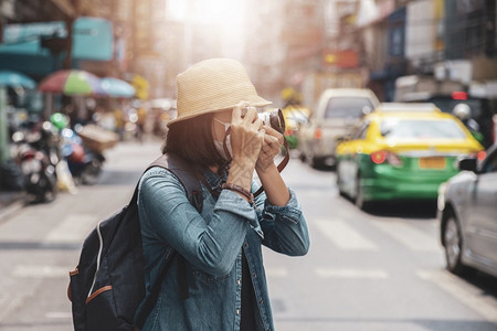 身穿外科面罩的亚洲妇女旅行者与摄影照片肖像户外夏季概念女地标感染图片