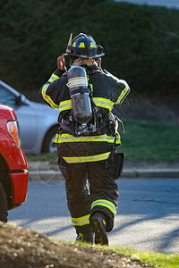 紧急情况白天消防员在工作时配有保护装备的消防员服务白天配备保护装车辆人们引擎高清图片素材