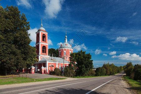 俄罗斯Rakhmanovo村道路附近的红正东教堂钟景观旅行图片