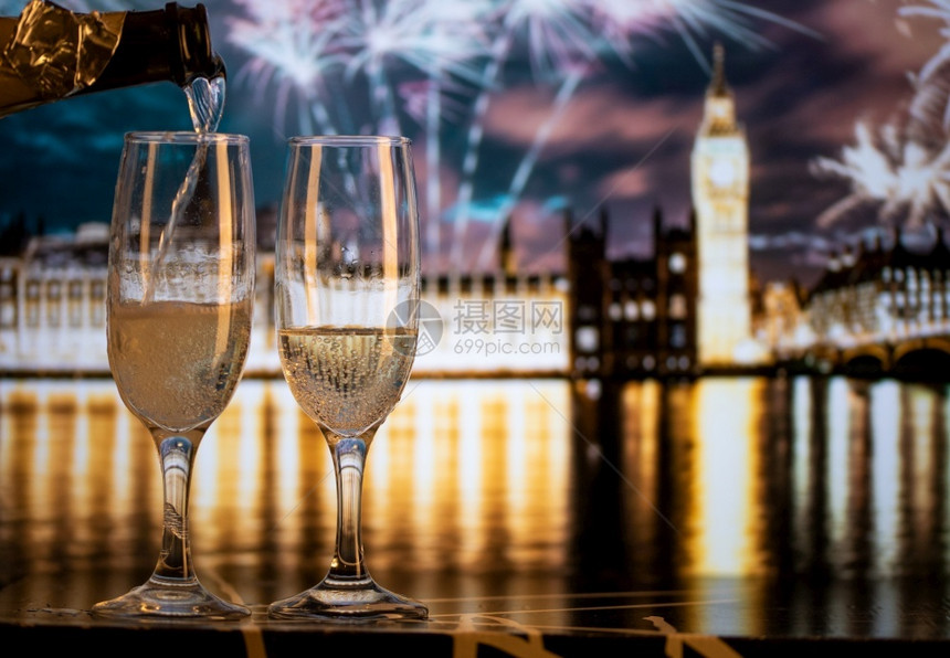 建造篝火伦敦新年之夜背景的香槟杯和大本酒艺术图片