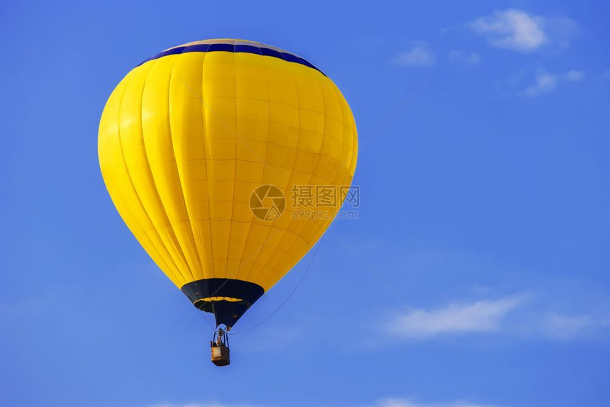 蓝色天空中的黄气球漂浮闲暇田园诗般的图片