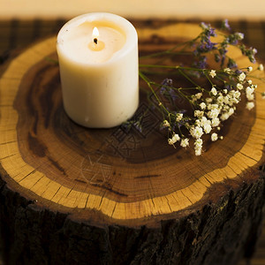 芳香疗法颜色含花树立木的芳香蜡烛手工制作的图片