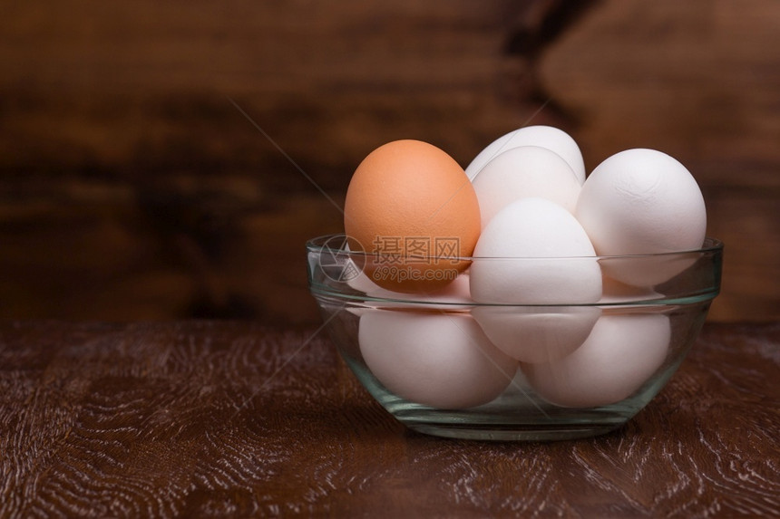 贝壳沙门氏菌白蛋在一个透明的碗中在玻璃隔离白蛋上团体图片