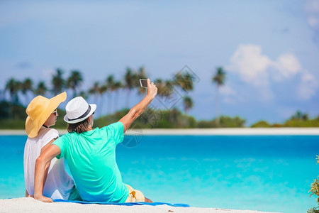 海洋女孩在滩度假的快乐情侣暑假期间在白色海滩度假的年轻情侣外部图片