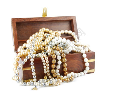 复古的美丽宝藏带有珍珠项链的宝盒白底孤立于图片