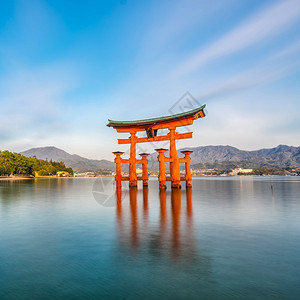 宫岛日本著名的漂浮托里城门风景海滨老的背景图片