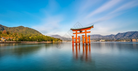 场景老的宫岛日本著名的漂浮托里城门严岛背景图片