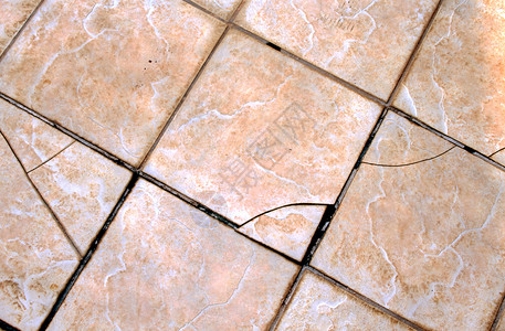瓷砖开裂破裂忽视需要替换的外部排层碎裂和损坏缝背景