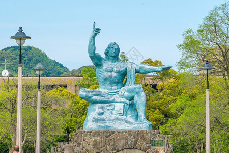 日本长崎和平公园雕像核高清图片素材