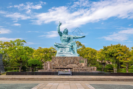 日本长崎和平公园雕像武器高清图片素材