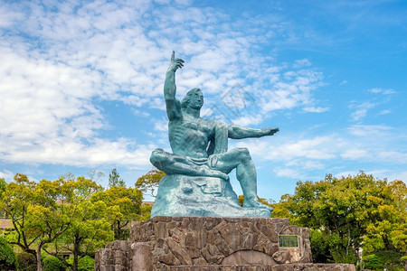 著名的日本长崎和平公园雕像有蓝天历史的美丽户外高清图片素材