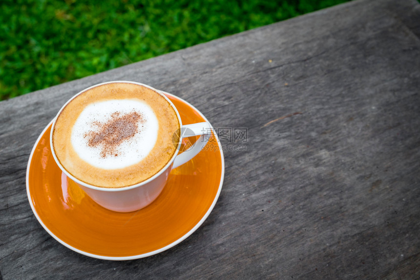卡布奇诺咖啡在花园的木制桌上用白杯装着咖啡子夏天黄色的图片