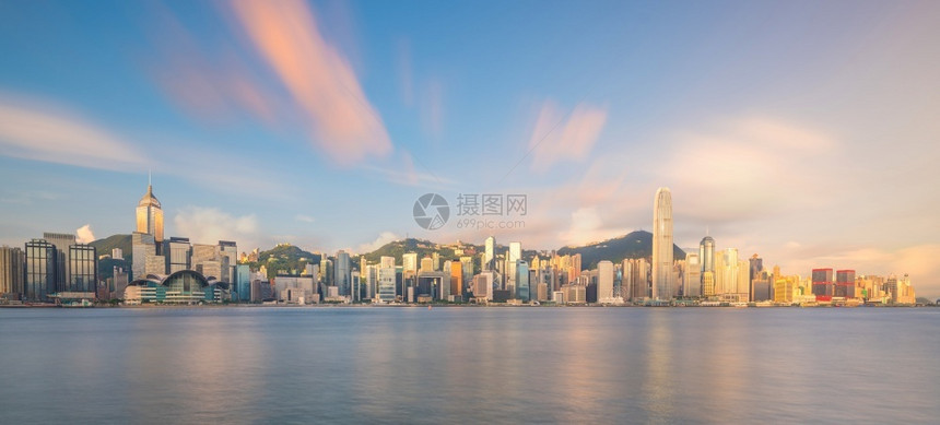 日落时维多利亚港和香天际的全景城市区洪图片