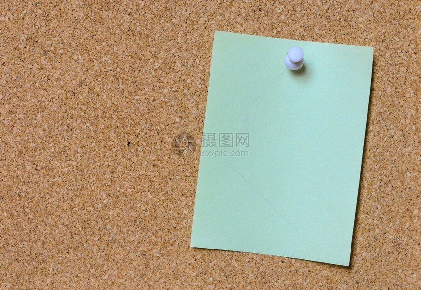 墙纸材料空白绿贴在装有色文字和背景小白钉的软木板上张贴图片
