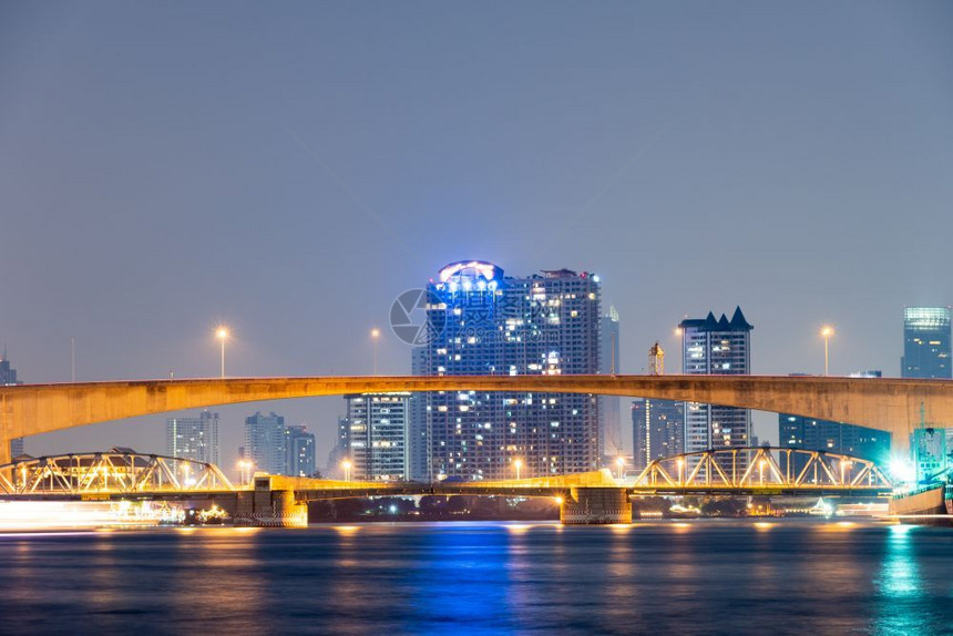 披耶天际线暮曼谷河桥高楼大厦后的夜晚图片