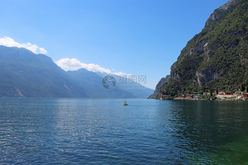 水特伦蒂诺的RivadelGarda镇意大利爱尔兰湖旅行意大利语图片