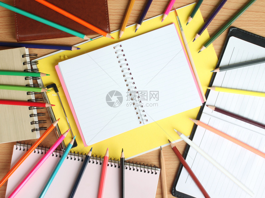 空白笔记本和彩色铅笔图片