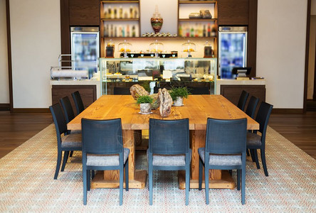 一种大家族咖啡馆的木桌优质展示图片