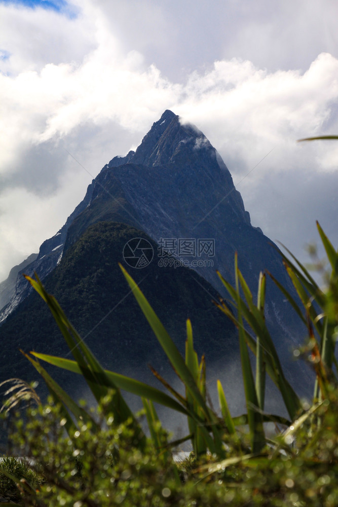 稠密众所周知的山峰在云密前显示高峰首脑旅行图片