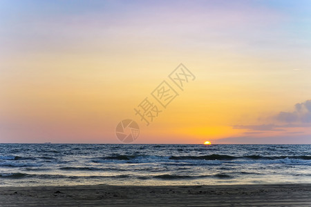 海边的夕阳天空是紫色夕阳天空是紫色海边夕阳粉色户外海浪图片