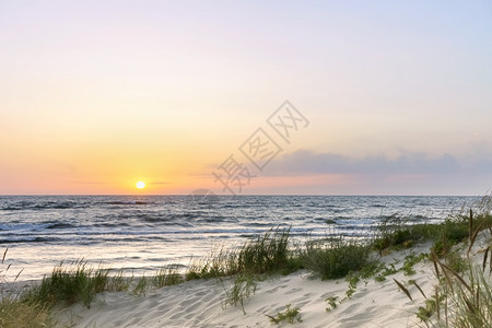 海景红色的边夕阳天空是紫色夕阳天空是紫色海边夕阳反射图片