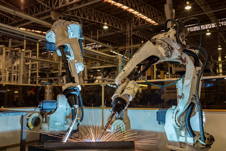工厂业机器人正在汽车厂试运行新程序在汽车厂工业铁路排图片