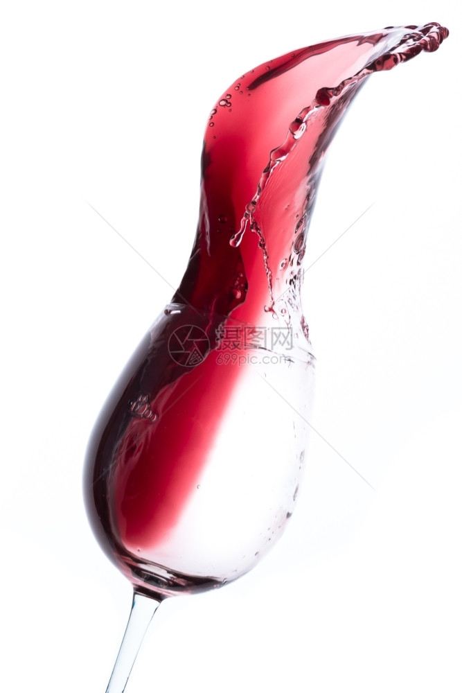 红葡萄酒从玻璃杯中喷出孤立在白色上红酒杯工作室目的图片
