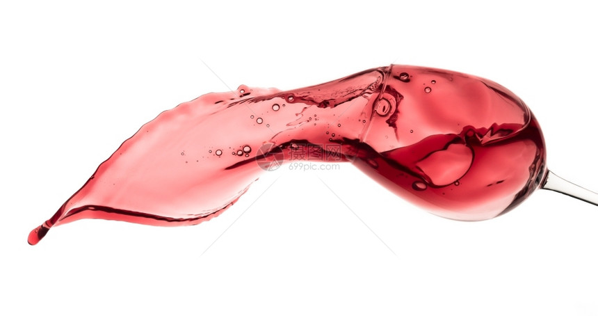液体红葡萄酒从玻璃杯中喷出孤立在白色上酒精流动图片