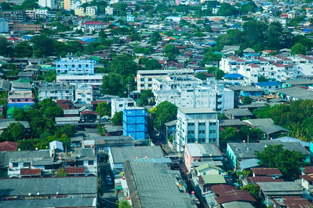 景观天空拥有高楼和小房子的曼谷市居住密度很大摩天楼背景图片