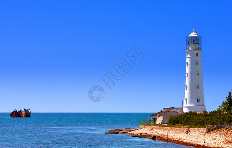 旅行水黑海岸上可爱的白色灯塔美白灯塔海洋图片