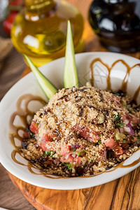 莴苣混合健康沙拉在木制桌上的白碗中油晚餐图片