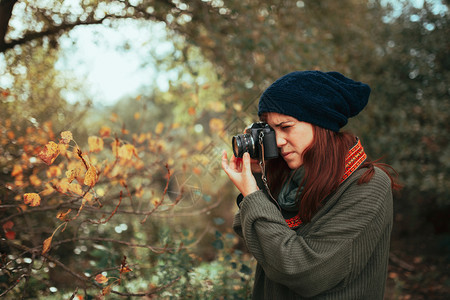 女性游客在森林里拍照女孩高清图片素材