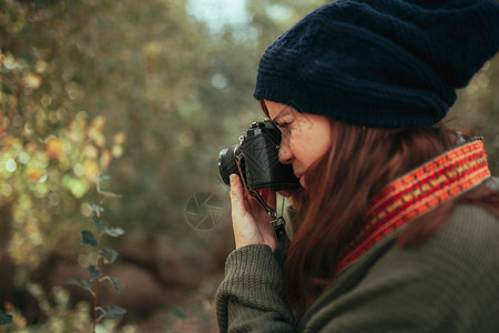 女性游客在森林里拍照成人高清图片素材