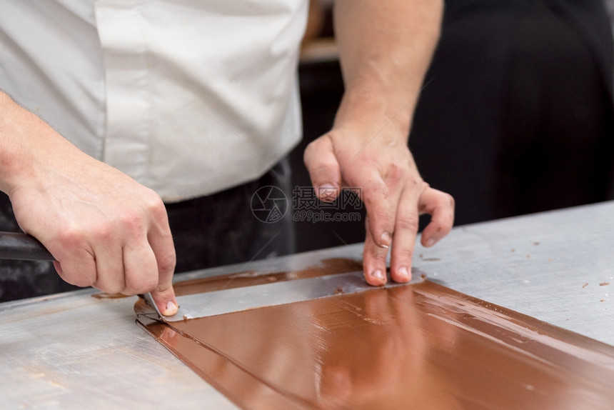 模子在糖果店制作巧克力糖果的专业店制作巧克力糖果的专业店行过程图片