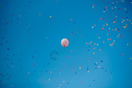 气球周年纪念日蓝天中的节球蓝天中的节日球蓝天中的节日球色背景图片
