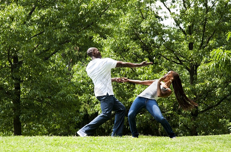 公园里练习武术的年轻人图片