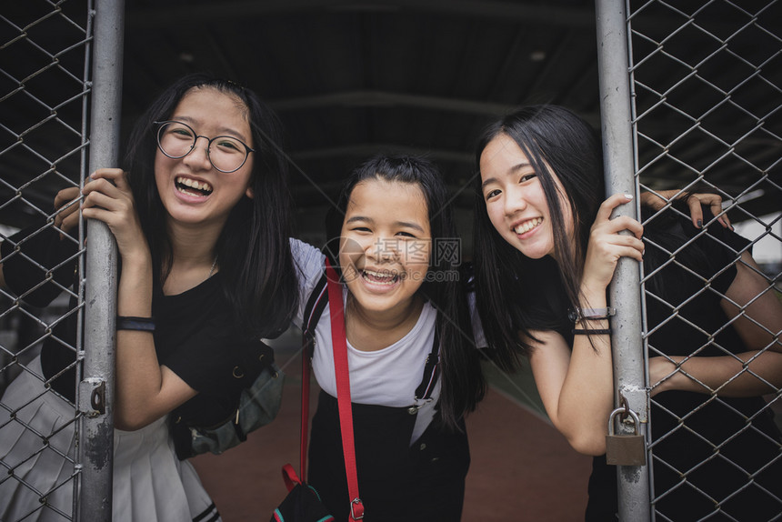 一群快乐的亚洲青少年幸福情感在学校体育馆运动漂亮的喜剧图片