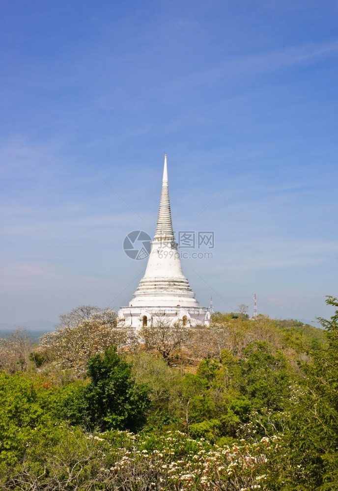 泰国Petchburi的NakhonKhiri宫山顶上的白塔景笏佛图片