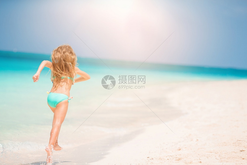 海滩上玩的可爱小女孩图片