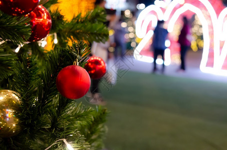 装饰圣诞树球丰富多彩的华丽的高清图片
