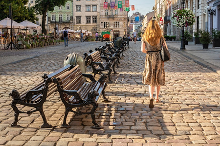 中央晴天乌克兰利沃夫0721市场或乌克兰老城利沃夫的Rynok广场在乌克兰利沃夫一个阳光明媚的夏晨市场广上假期早晨高清图片素材