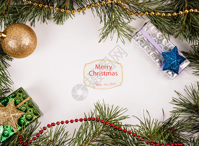 框架的fir树枝框架在的角落有圣诞树装饰中间有贺卡锥体装饰风格最佳图片