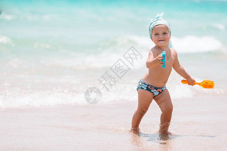 海滩上玩耍的婴儿图片