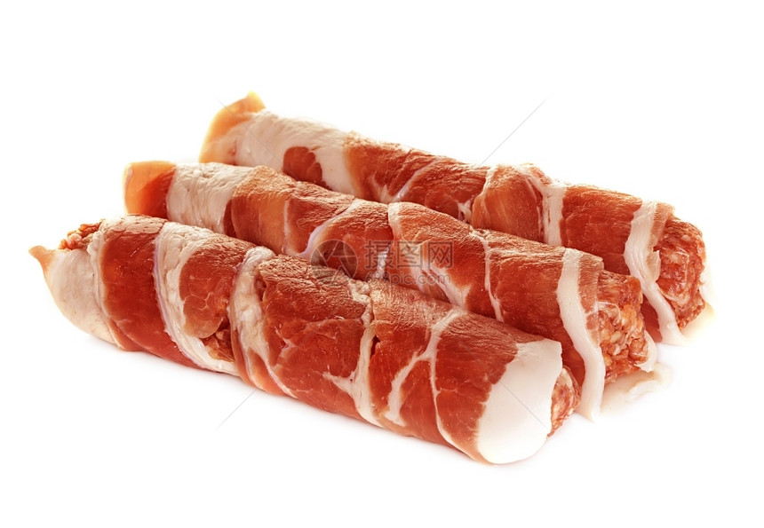 英国的熏肉用培根包着的香肠切帕奇在白色背景上被孤立屠夫图片