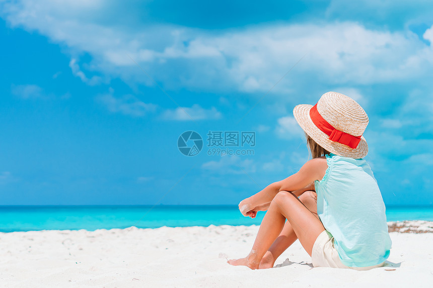 坐在海滩的女孩图片