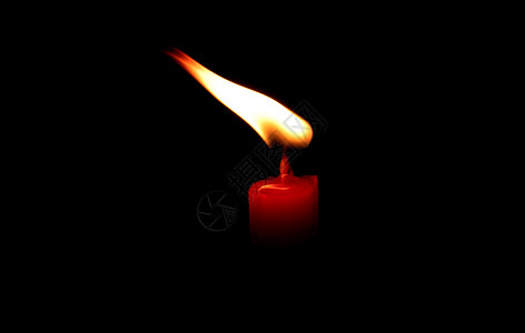 寺庙祈祷在黑色背景上闪亮燃烧的灯光蜡烛假期图片