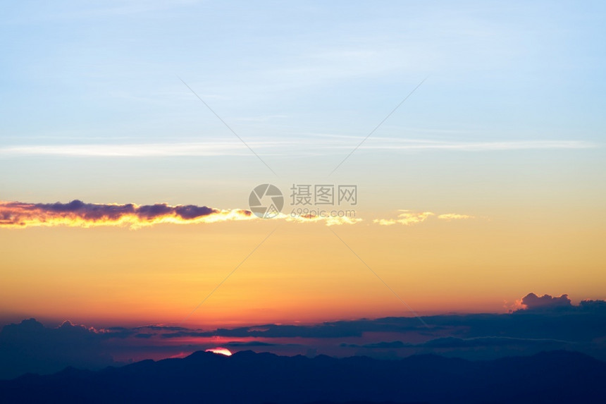 自然日落明亮的戏剧天空和黑暗的地面风景多彩天空下的地貌景观户外阳光在下面图片