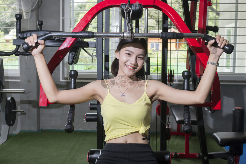 身体练习力量健俱乐部的肩和胸肌是纵向的亚洲女运动健康概念a在健身俱乐部中妇女运动是肩部和胸肌肉图片